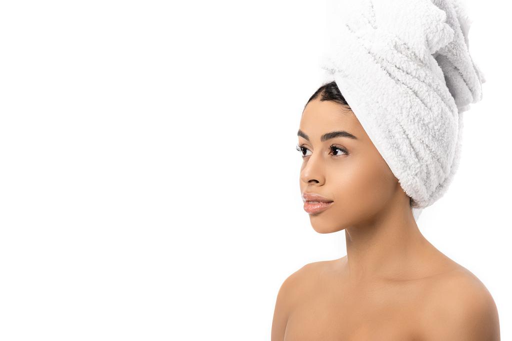 πορτρέτο του όμορφη συλλογισμένος αφρικανικό αμερικανικό κορίτσι με πετσέτα στο κεφάλι κοιτάζοντας μακριά απομονωθεί σε λευκό - Φωτογραφία, εικόνα