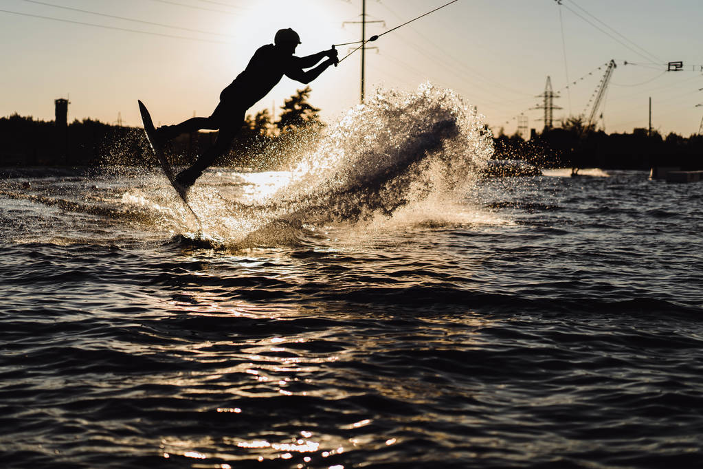 Wakefield. wakeboarding skoki o zachodzie słońca - Zdjęcie, obraz