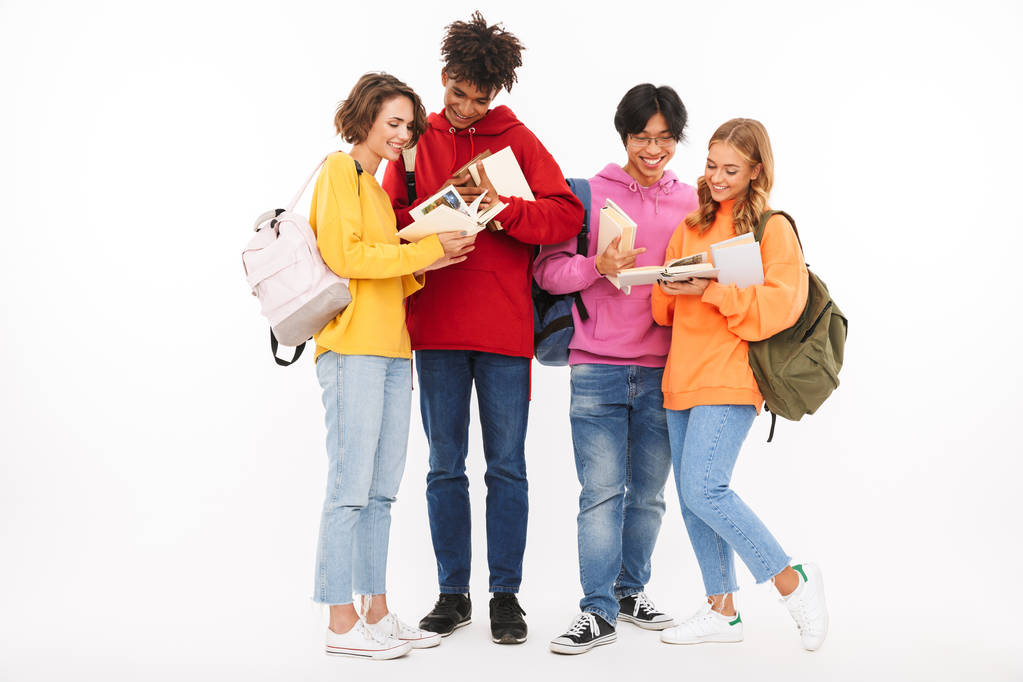 Εικόνα του μια ευτυχισμένη ομάδα νέων φοιτητών φίλους στέκεται απομονωμένο πάνω που παρουσιάζουν φόντο λευκό τοίχο. - Φωτογραφία, εικόνα