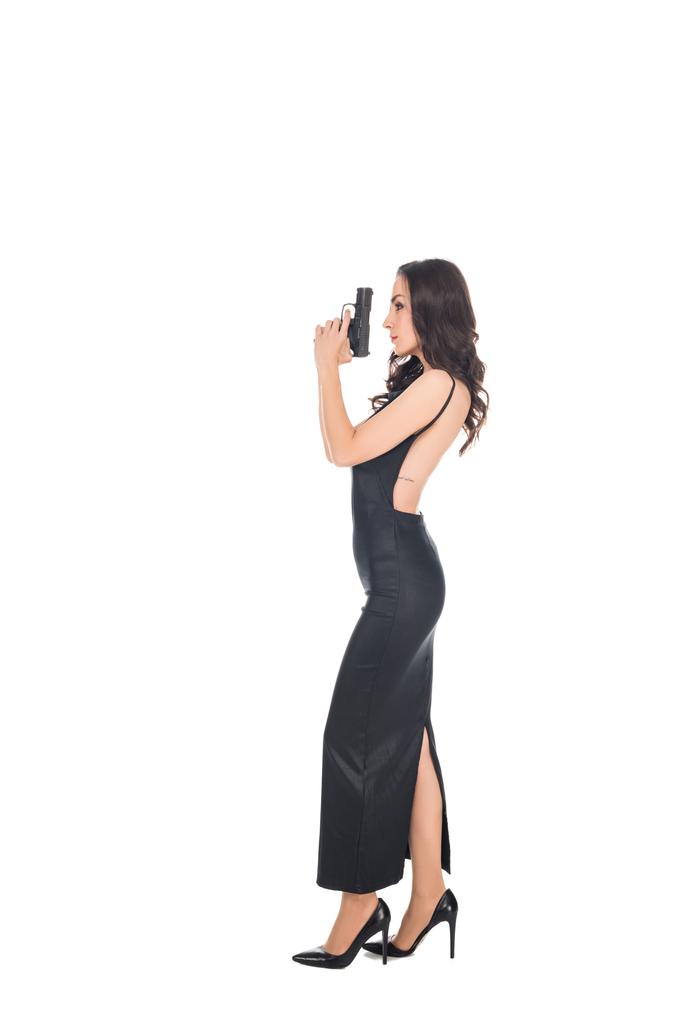 belle meurtrière en robe noire tenant pistolet, isolée sur blanc
 - Photo, image