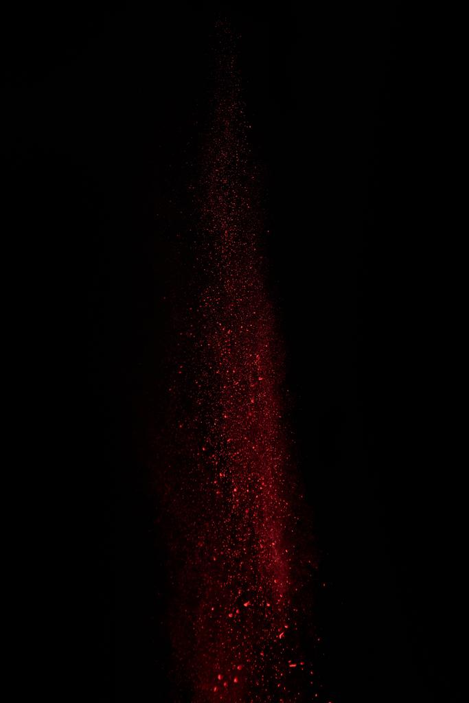 Hava ve siyah arka plan üzerine yağan kırmızı toz - Fotoğraf, Görsel