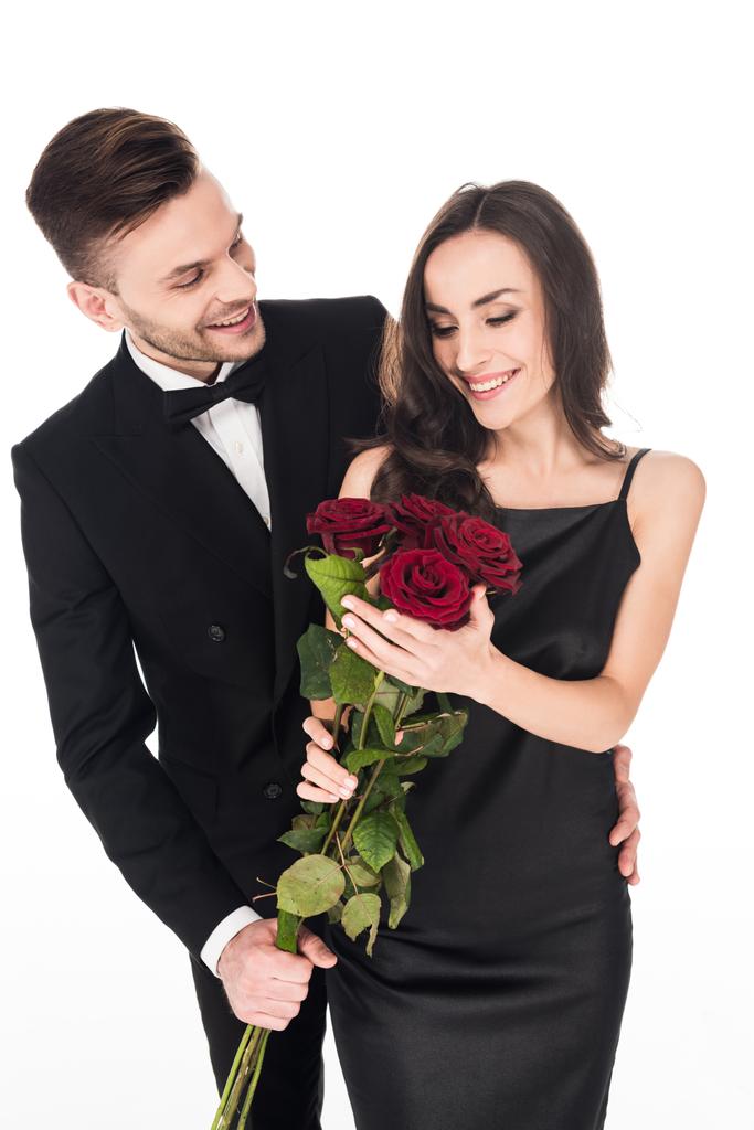 beau couple posant avec des fleurs roses rouges le jour de la Saint-Valentin, isolé sur blanc
 - Photo, image