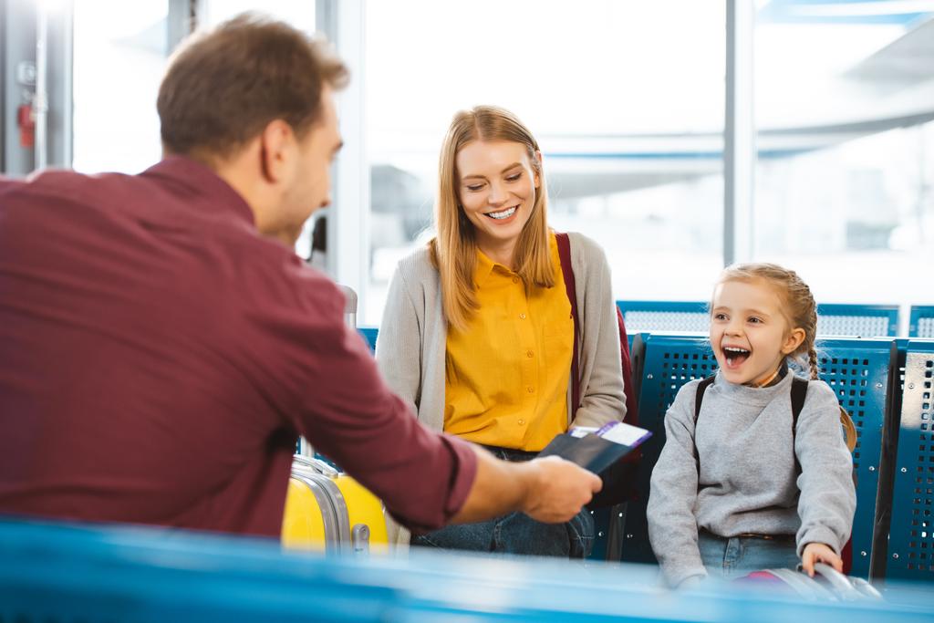 seçici odak bir pasaport ile uçak bileti karısıyla kızını Havaalanı yakınındaki veren baba  - Fotoğraf, Görsel