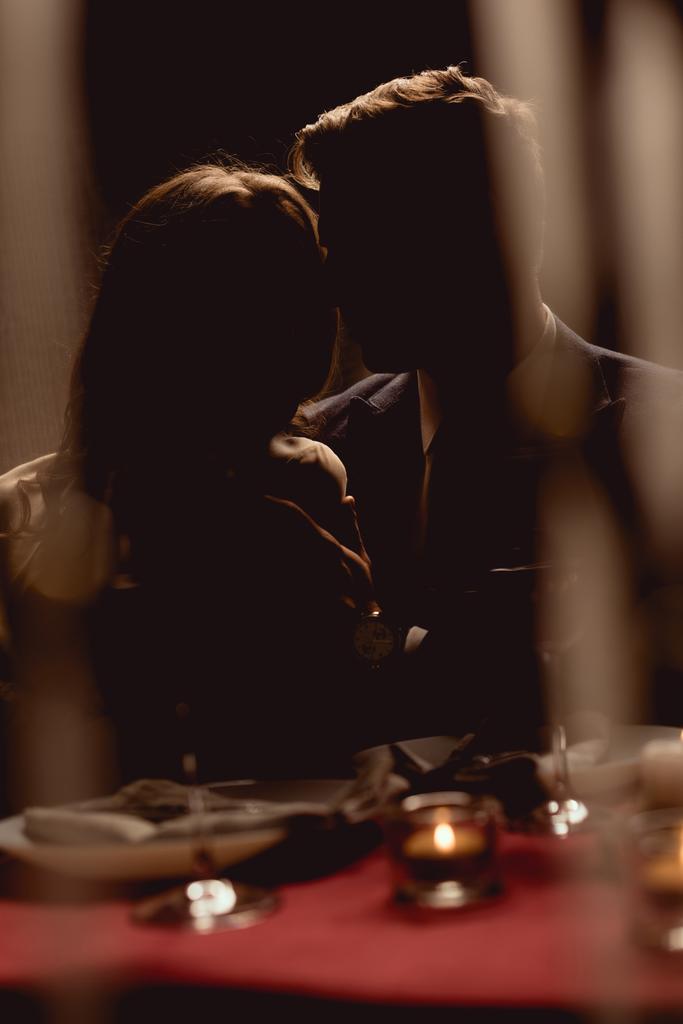 silueta páru během romantické rande v restauraci - Fotografie, Obrázek