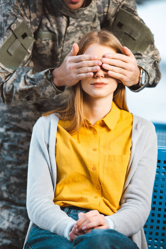 обрізаний вид на ветерана закриваючи очі дівчини
  - Фото, зображення