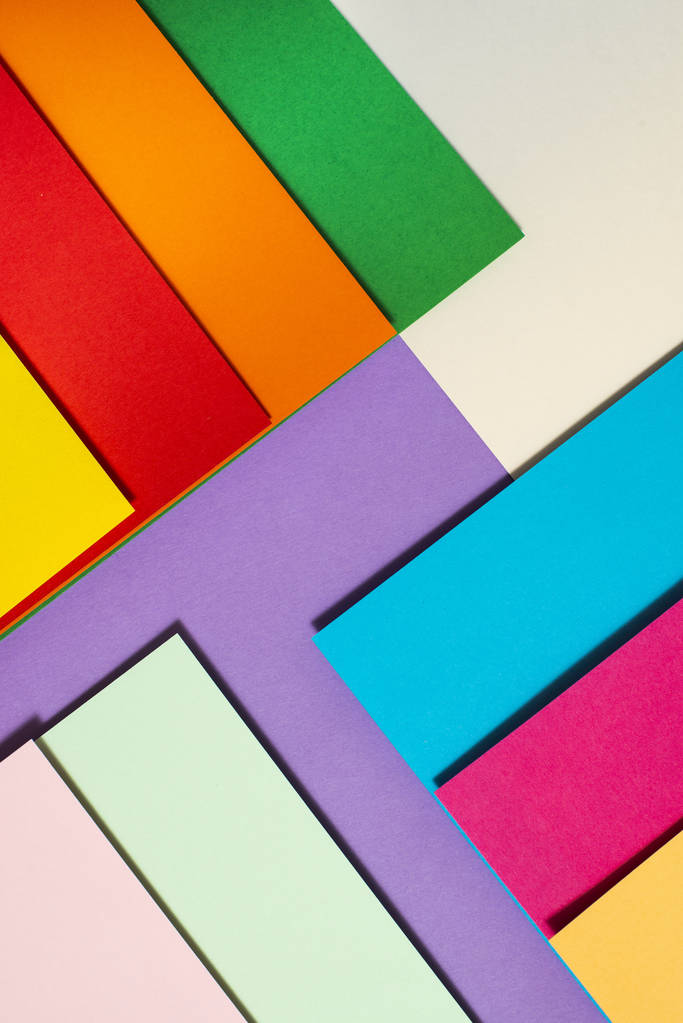 Πολύχρωμο διπλωμένο χαρτί υλικό σχεδιασμού. Χρωματικό φάσμα. Ουράνιο τόξο χρώματα σε χαρτί.  - Φωτογραφία, εικόνα