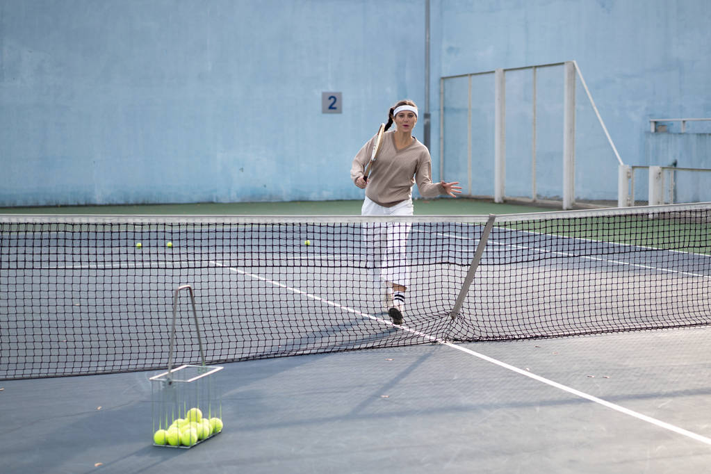fiatal nő teniszezik - Fotó, kép