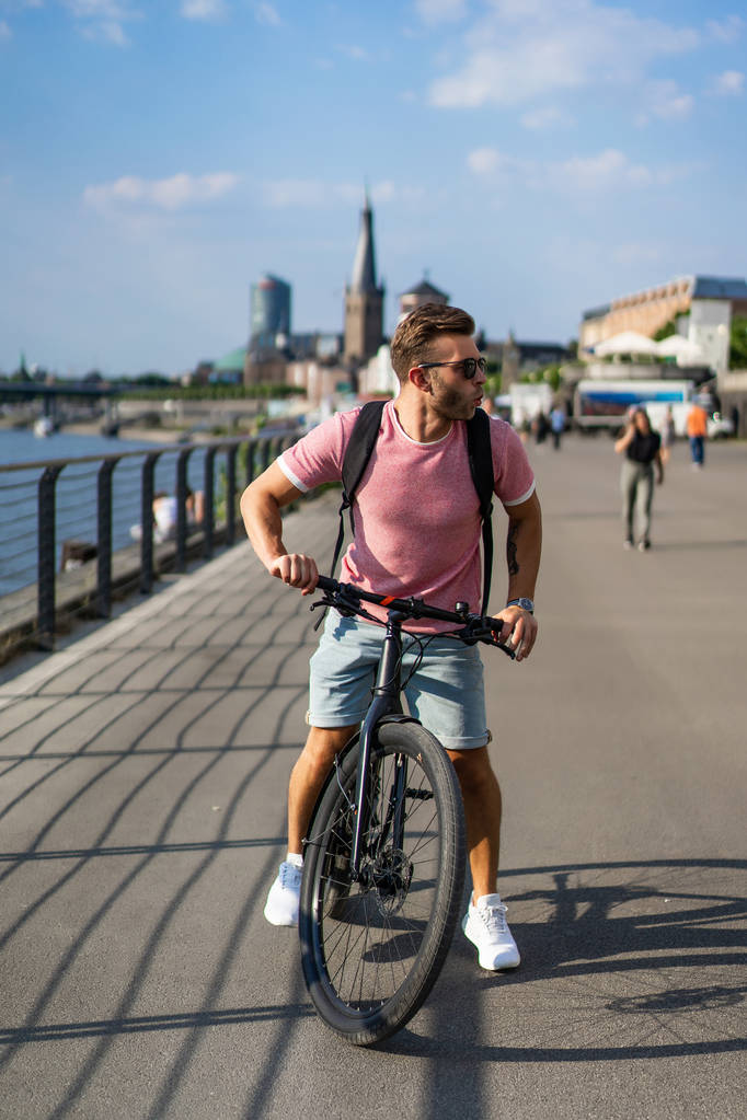 młody człowiek jazda na rowerze na ulicy - Zdjęcie, obraz