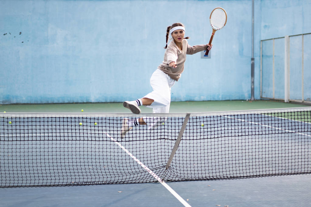 joven mujer jugando tenis - Foto, Imagen