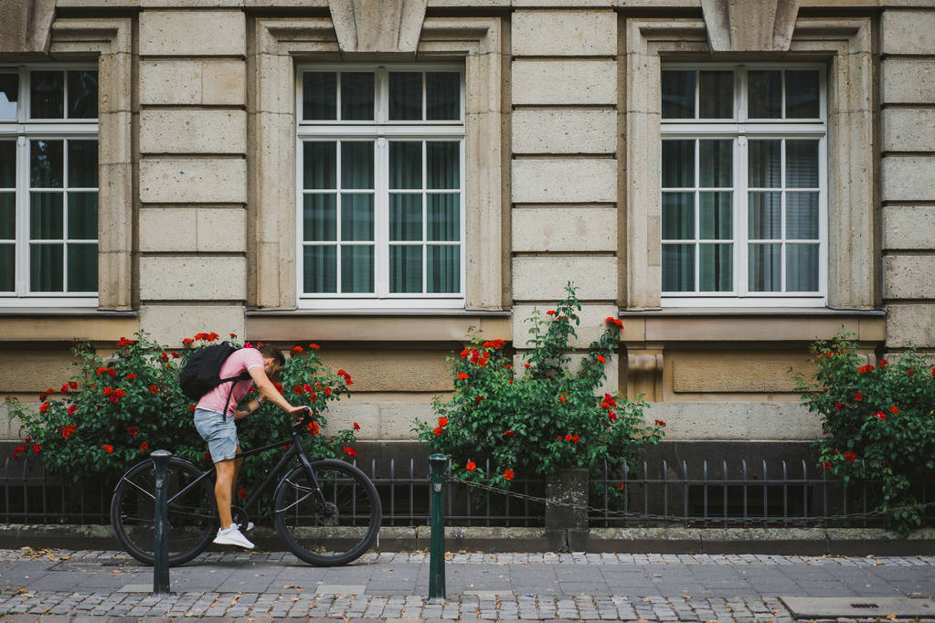 fiatal férfi kerékpározik az utcán - Fotó, kép