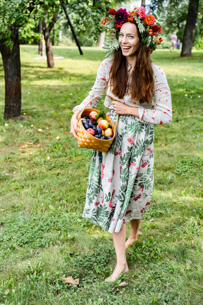 Elinde meyve, erik ve elma sepeti olan genç bir kadın.. - Fotoğraf, Görsel