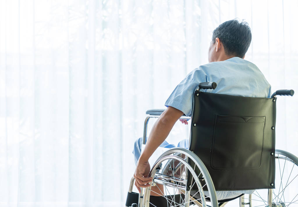 Азіатський старший пацієнта інвалідного крісла в порожній кімнаті - Фото, зображення