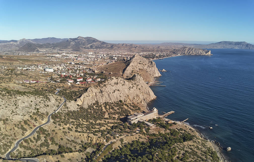 Sudak kasteel op de Krim. Genuese. Luchtfoto drone weergave - Foto, afbeelding