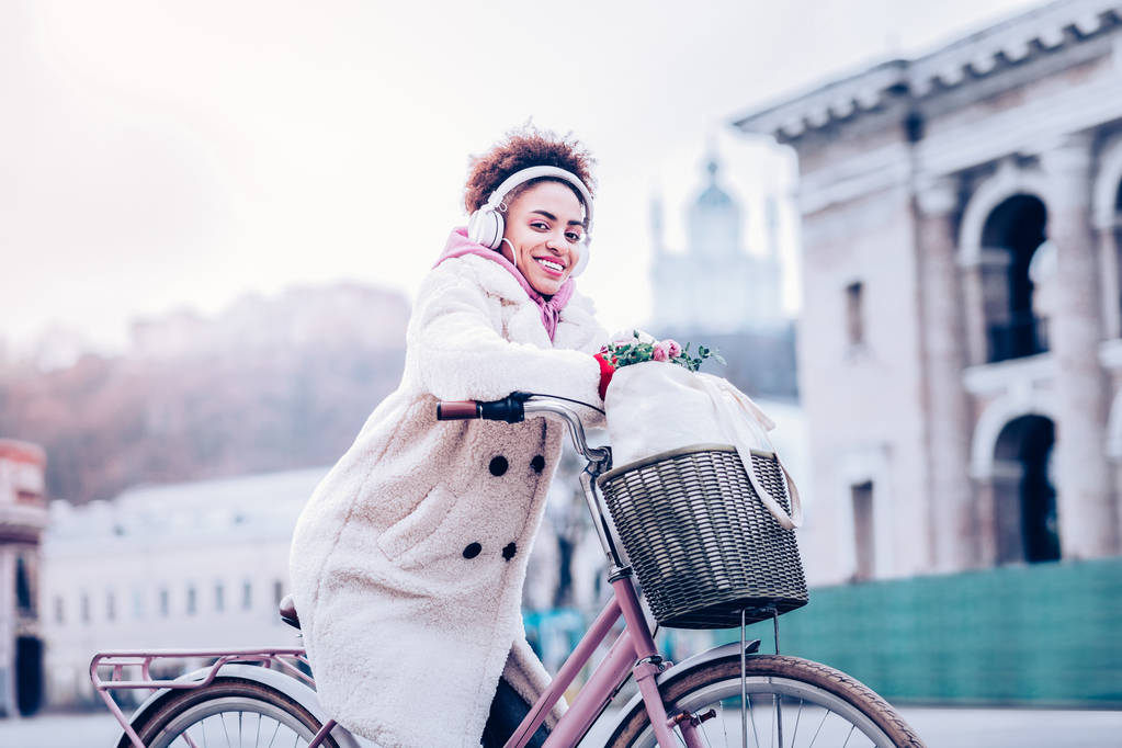 Giovane bruna allegra che si gode la sua passeggiata in bicicletta
 - Foto, immagini