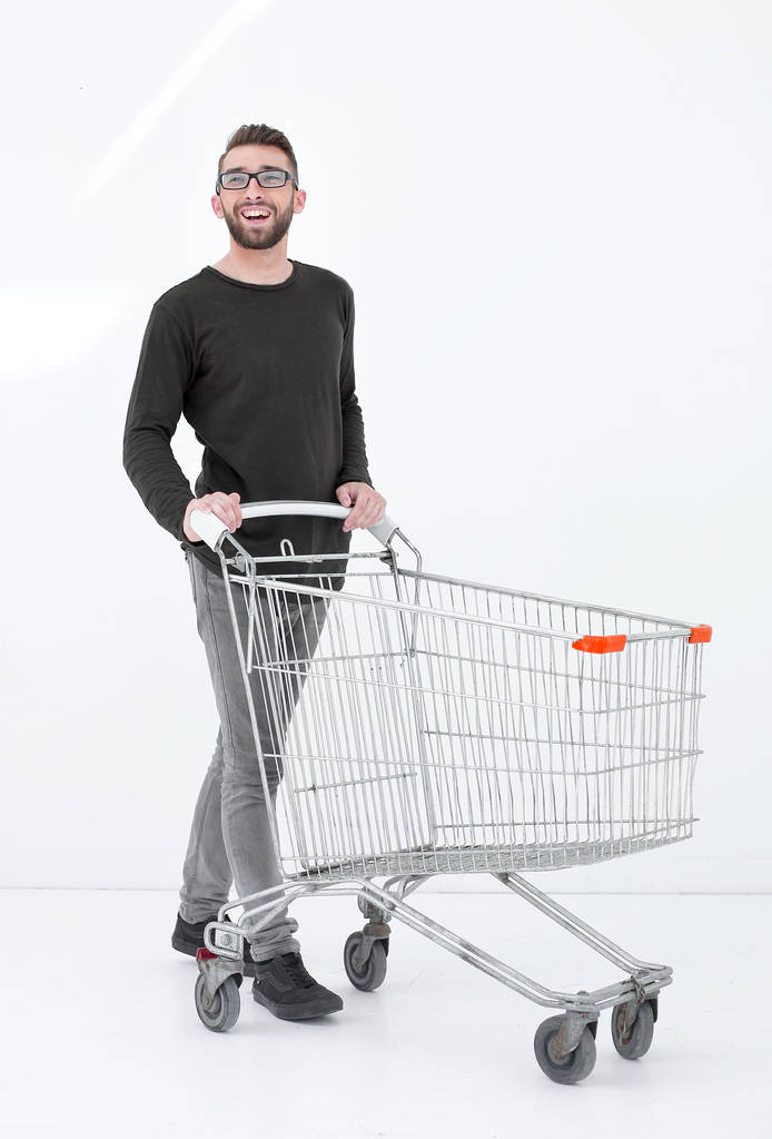 fiatal férfi-val egy bevásárlókocsi lépést előre - Fotó, kép