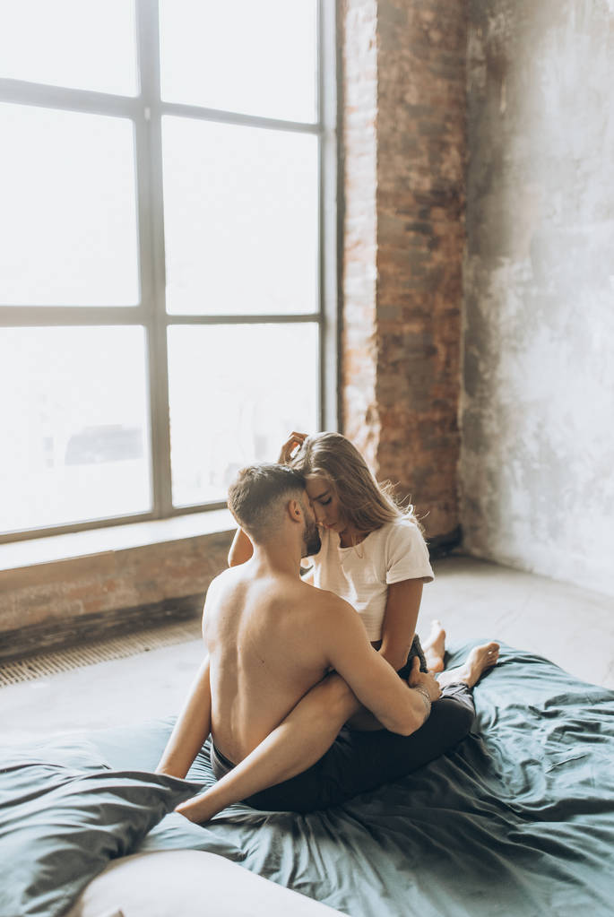 hermosa pareja amorosa besándose en la cama - Foto, imagen