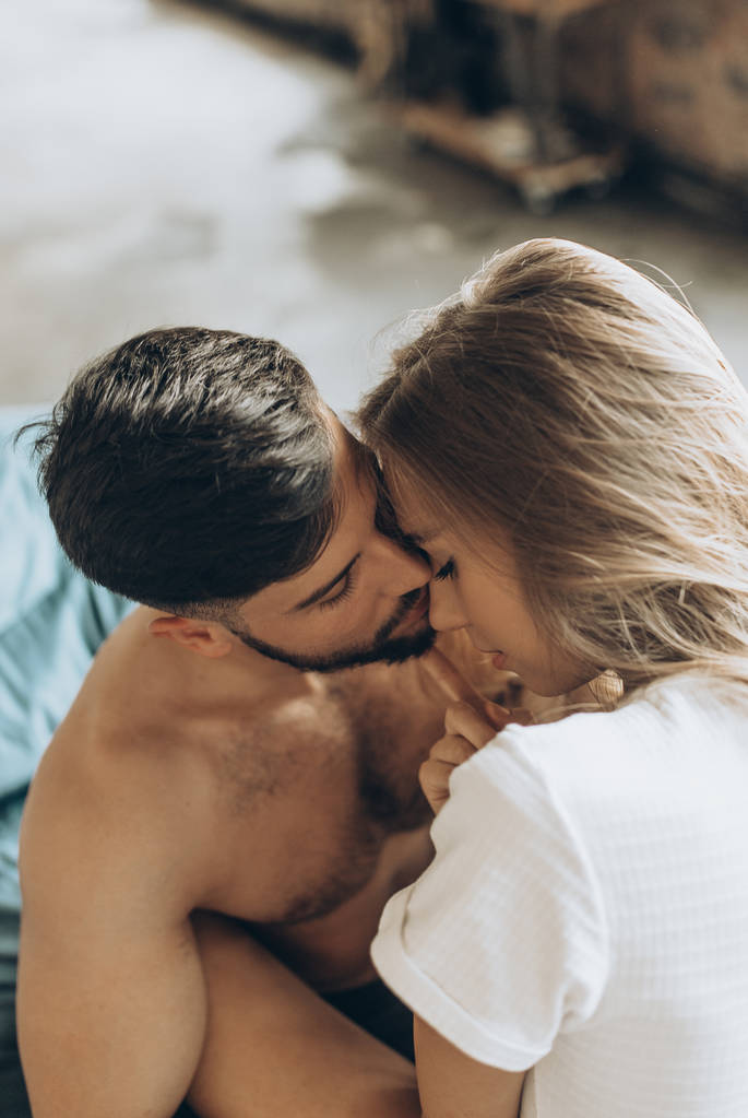 beau couple aimant embrasser dans lit - Photo, image