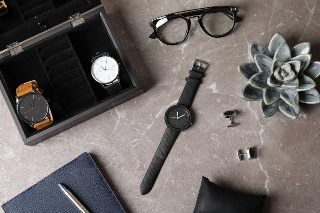 Composizione piatta laici con orologi da polso alla moda sul tavolo. Accessori moda
 - Foto, immagini