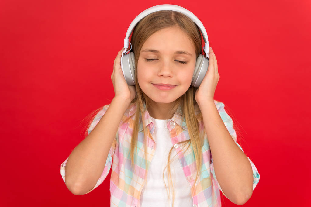 дитячий день. Аудіотехнології. Щастя дитинства. Мп3 програвач. маленька дівчинка в навушниках. маленька дитина слухає електронну книгу, освіту. Слухай музику. Краса і мода. Пошук улюбленої музики
 - Фото, зображення