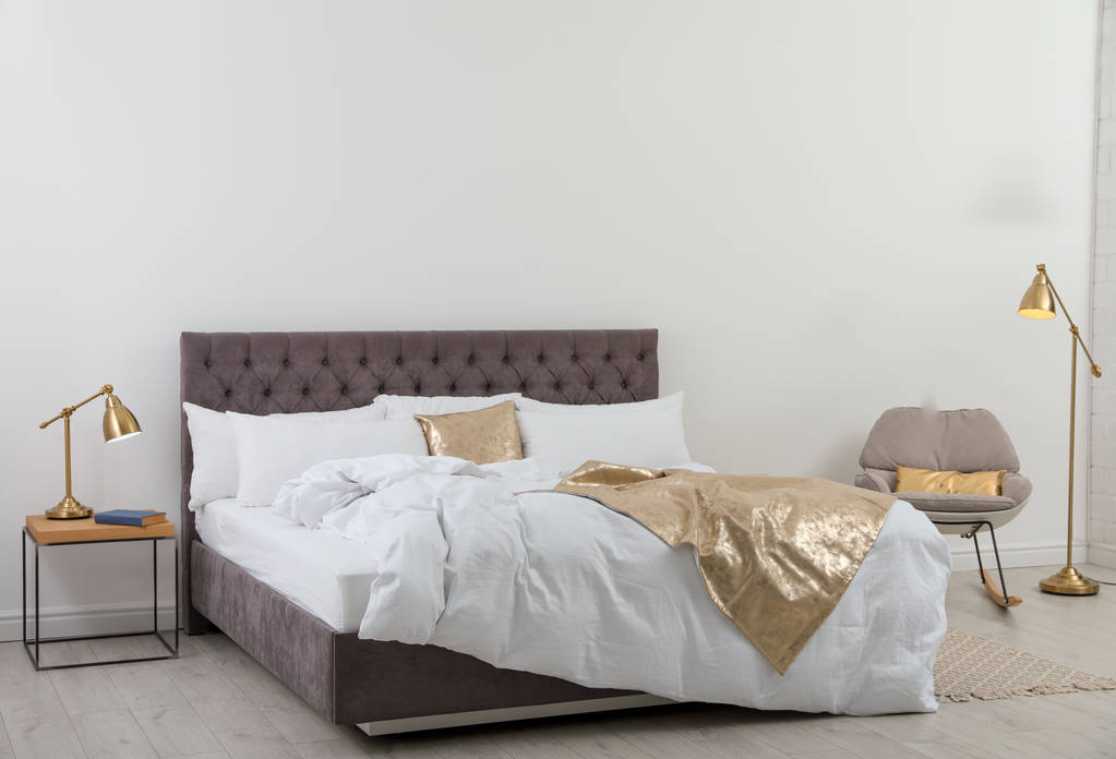 Amplia cama cómoda en una habitación elegante. Diseño interior moderno
 - Foto, imagen