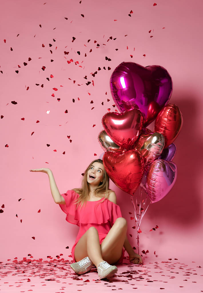 Valentine krásy dívka drží červené a růžové s vrtulovým pohonem smát na růžovém pozadí oslavu Valentýna - Fotografie, Obrázek