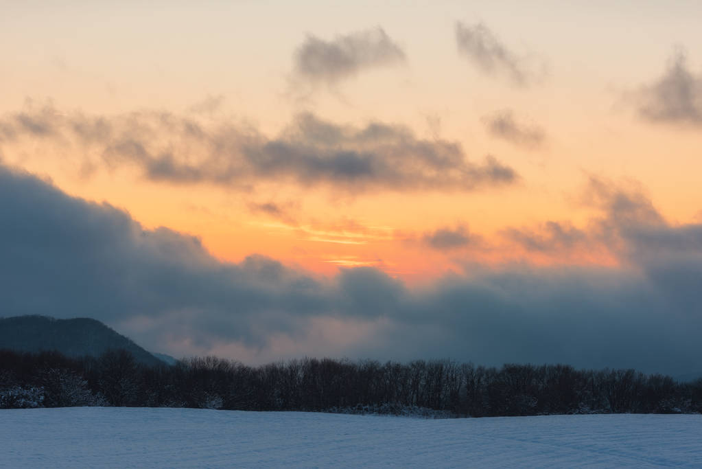Amazing piękny zachód słońca Zima w górach - Zdjęcie, obraz