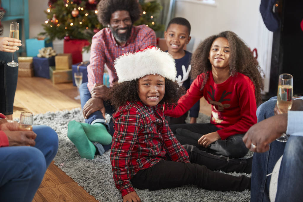 Προσωπογραφία αγοριού φορώντας καπέλο Santa ως Multi γενιάς οικογένεια γιορτάζει τα Χριστούγεννα στο σπίτι μαζί - Φωτογραφία, εικόνα