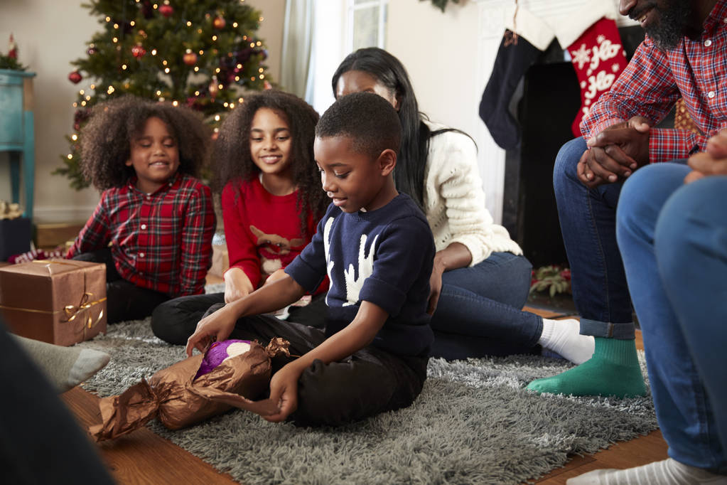 Poika avajaislahja kuin monen sukupolven perhe juhlii joulua kotona yhdessä
 - Valokuva, kuva
