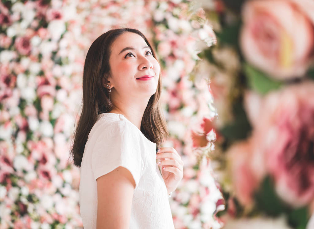 bella donna asiatica con archi floreali concetto di San Valentino
 - Foto, immagini