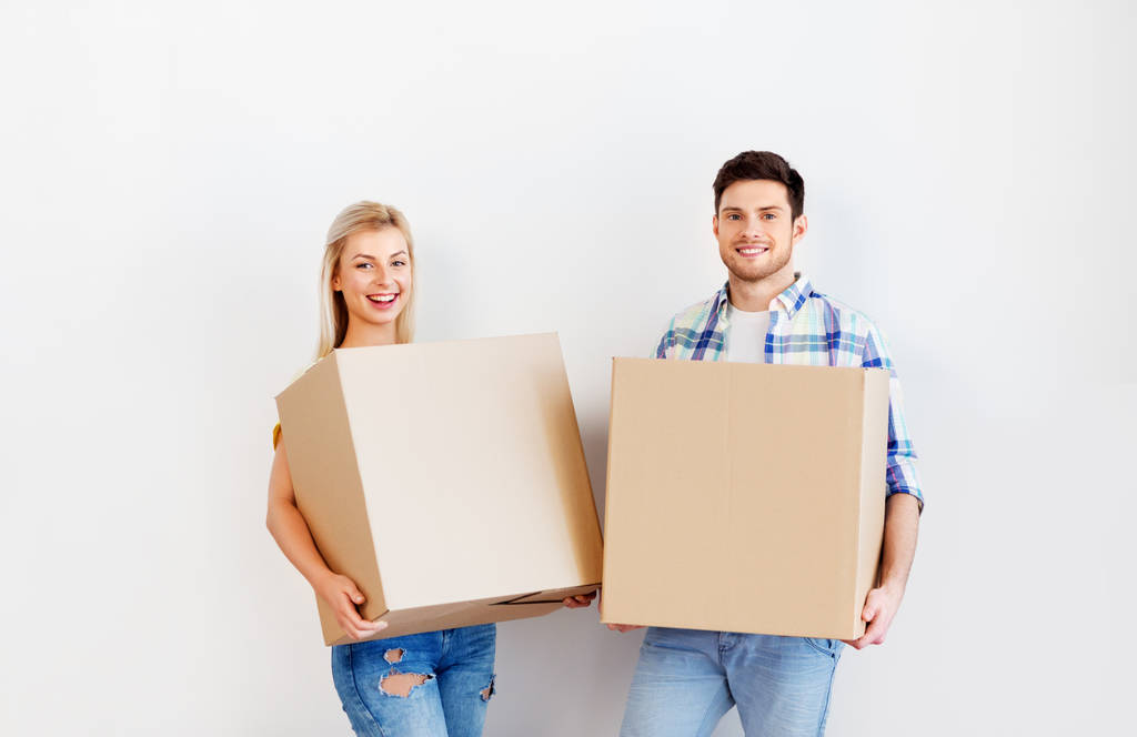 šťastný pár s krabicemi stěhujícími se do nového domova - Fotografie, Obrázek