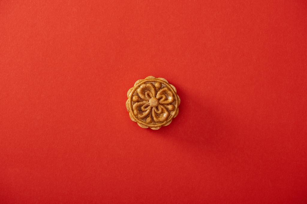 vista dall'alto della tradizionale torta di luna cinese isolata sul rosso
 - Foto, immagini