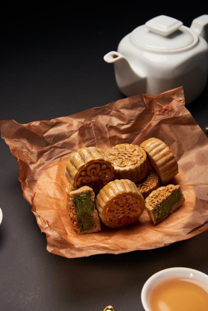 messa a fuoco selettiva di tradizionale mooncakes cinese con teiera
 - Foto, immagini