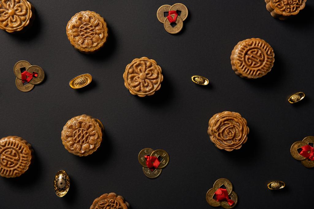 vista superior de mooncakes tradicionais e feng shui moedas isoladas em preto
 - Foto, Imagem