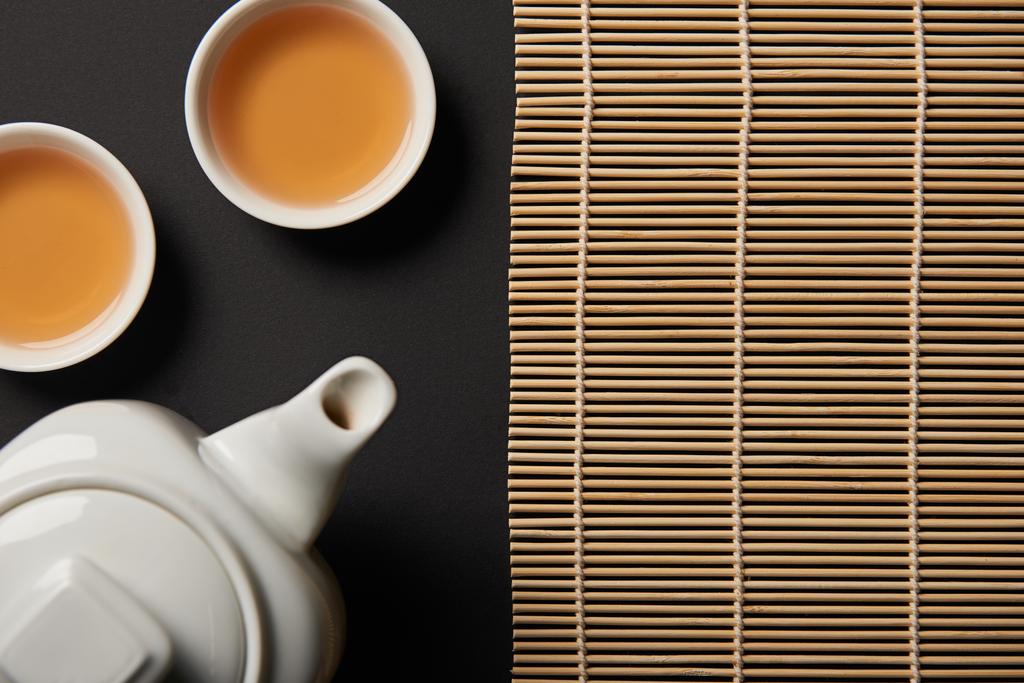 csésze tea-pot, és bambusz asztal mat másol szóközzel felülnézet - Fotó, kép