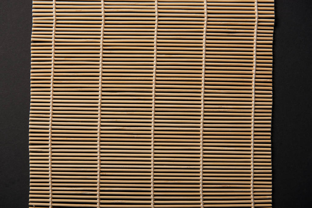 вид зверху бамбуковий килимок ізольований на чорному
 - Фото, зображення