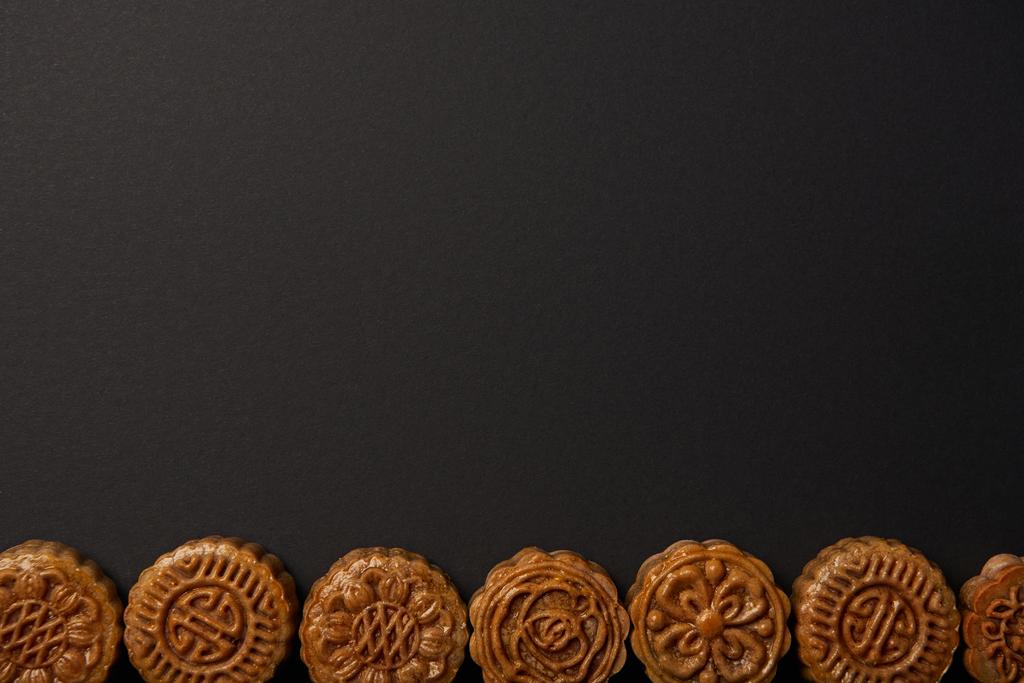 vista dall'alto dei tradizionali mooncakes cinesi isolati su nero con spazio copia
 - Foto, immagini
