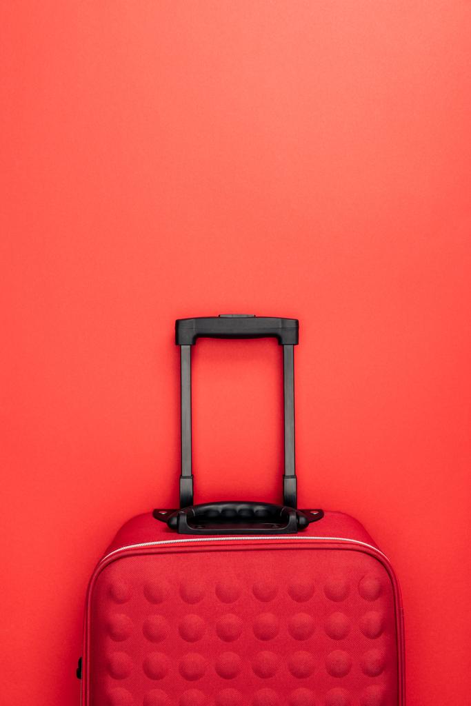 pohled shora cestovní taška s rukojetí izolované na červené - Fotografie, Obrázek