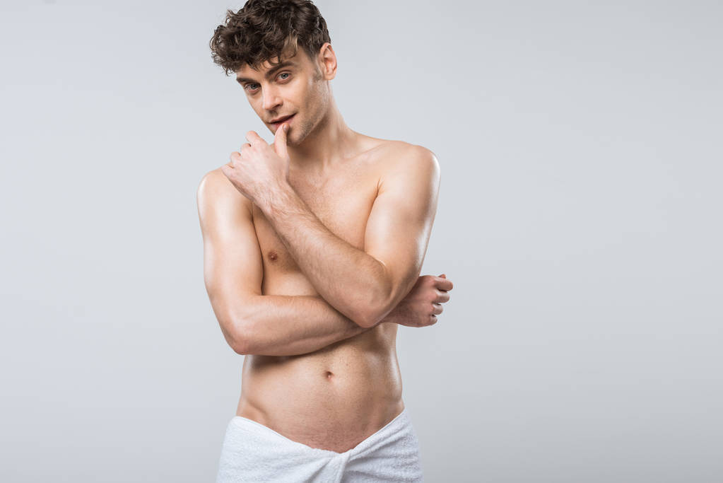 Красивый чувственный мужчина без рубашки в полотенце изолирован от серого
 - Фото, изображение
