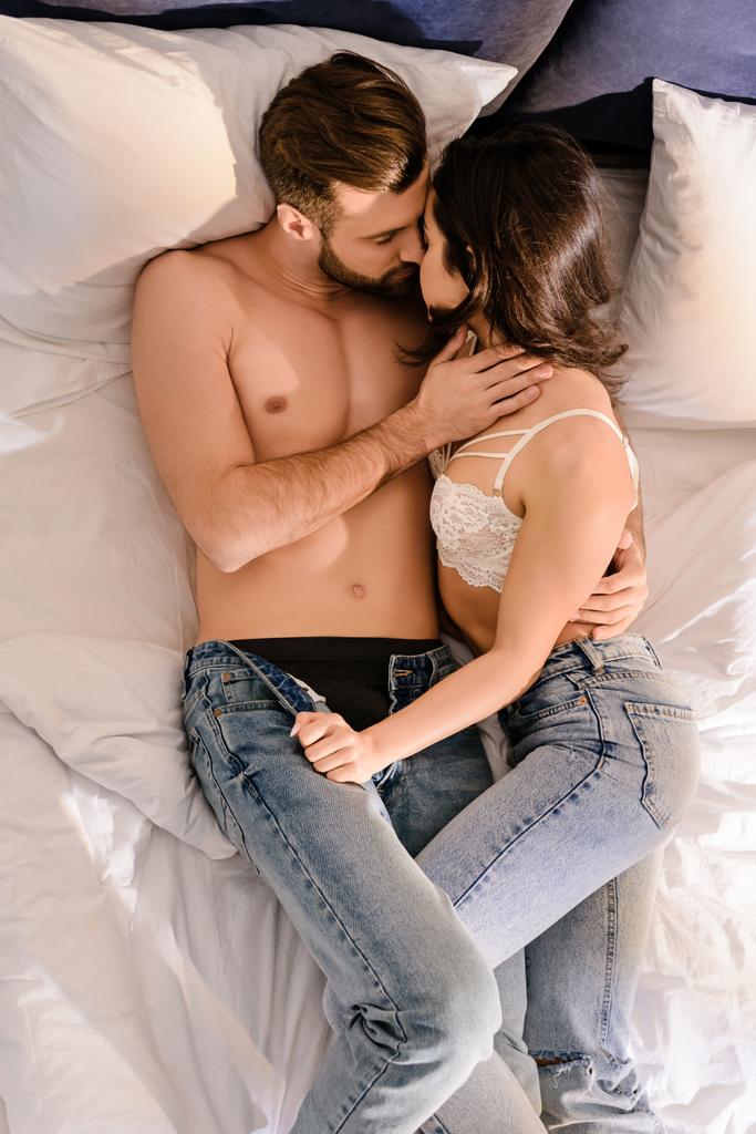 nádherný sexy pár objímání a líbání v posteli doma - Fotografie, Obrázek