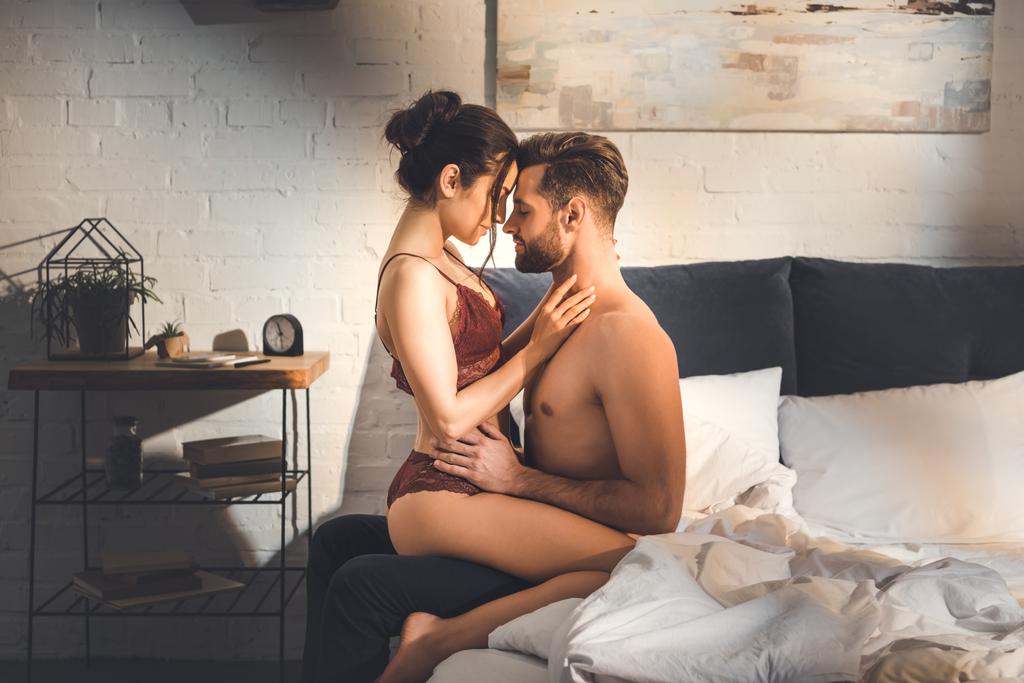 beau couple sexy embrassant sur le lit à la maison
 - Photo, image