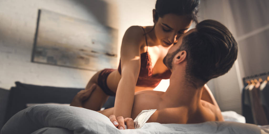 jovem casal sexy deitado na cama durante preliminares com espaço de cópia
 - Foto, Imagem