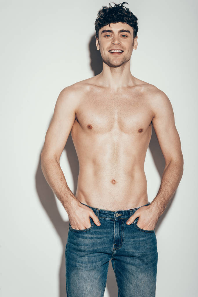 sexy shirtless elegante homem em jeans posando no cinza
 - Foto, Imagem