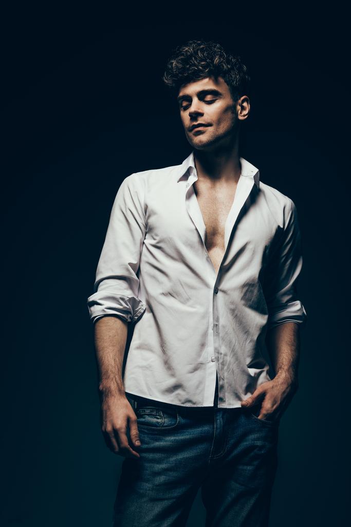 hombre guapo de moda posando en camisa blanca aislada en gris oscuro
 - Foto, imagen