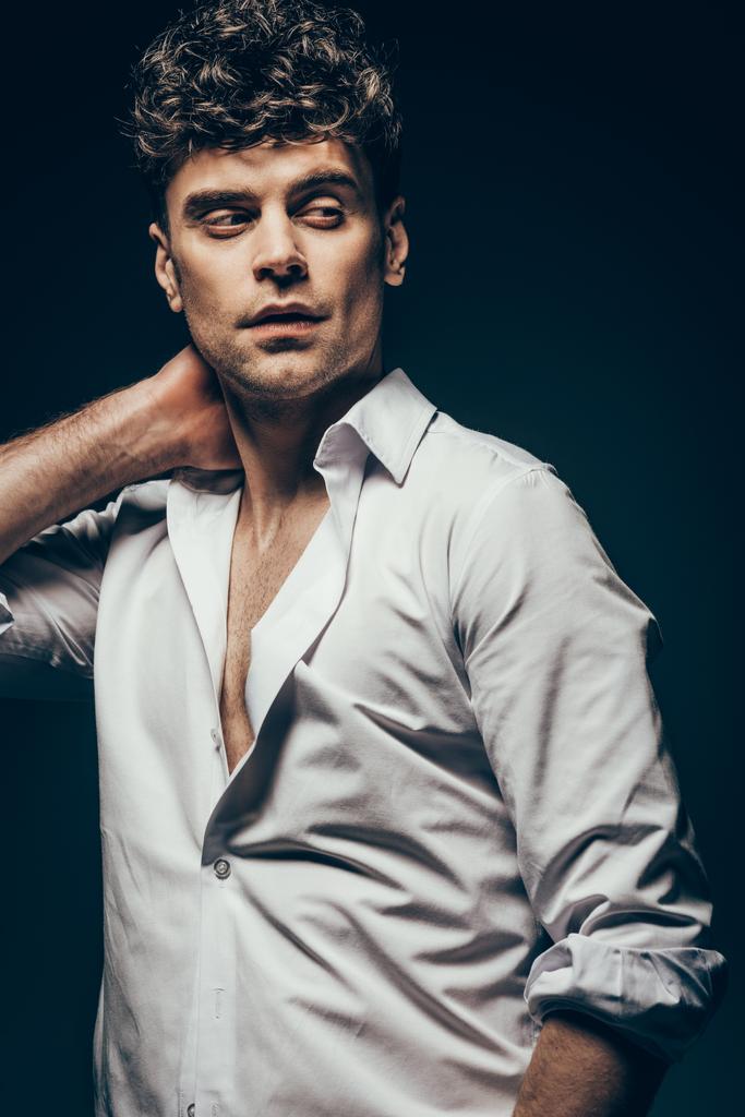bonito homem posando em branco camisa isolado no escuro cinza
 - Foto, Imagem