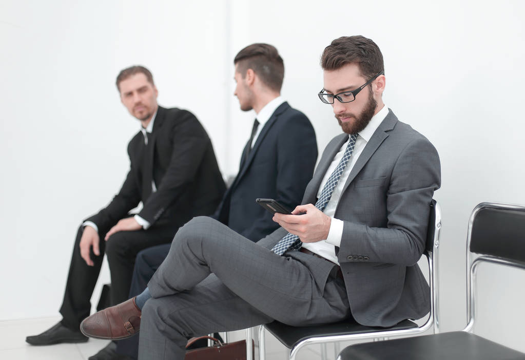 група бізнесменів, які чекають на зустріч, сидячи в офісі
. - Фото, зображення