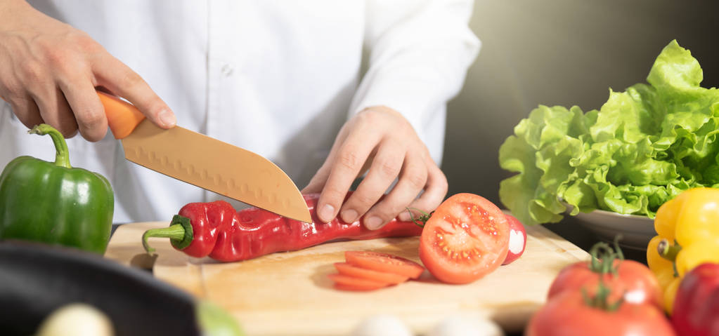 El chef prepara verduras frescas. Cocinar, concepto de nutrición saludable
 - Foto, Imagen