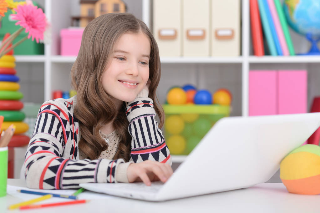 dziewczynka za pomocą nowoczesny laptop - Zdjęcie, obraz