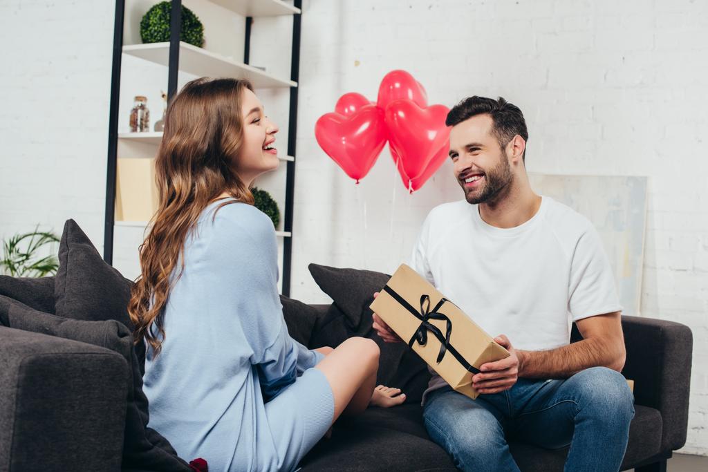 mladý muž prezentující krabičky přítelkyni na Valentýna - Fotografie, Obrázek