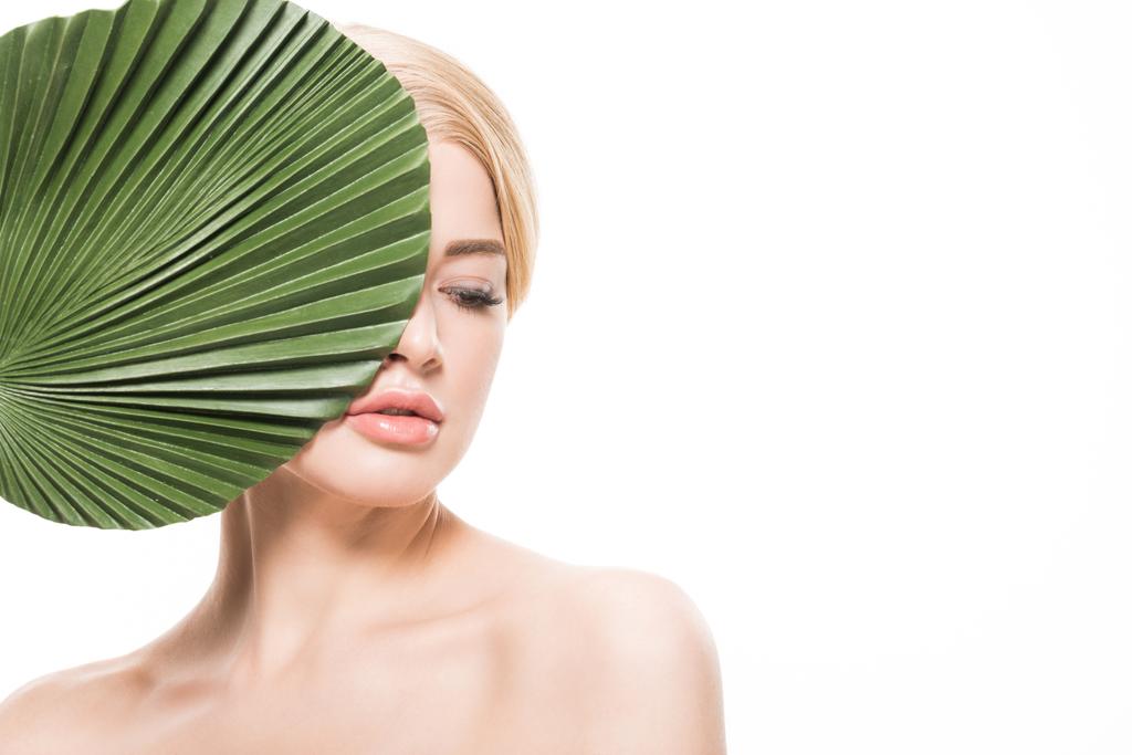 mujer joven desnuda con la piel perfecta y hoja tropical verde fresco aislado en blanco
 - Foto, Imagen