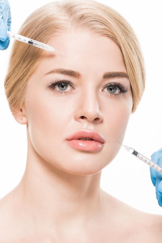 krásná mladá žena aplikaci injekcí krásu v obličeji izolované na bílém - Fotografie, Obrázek